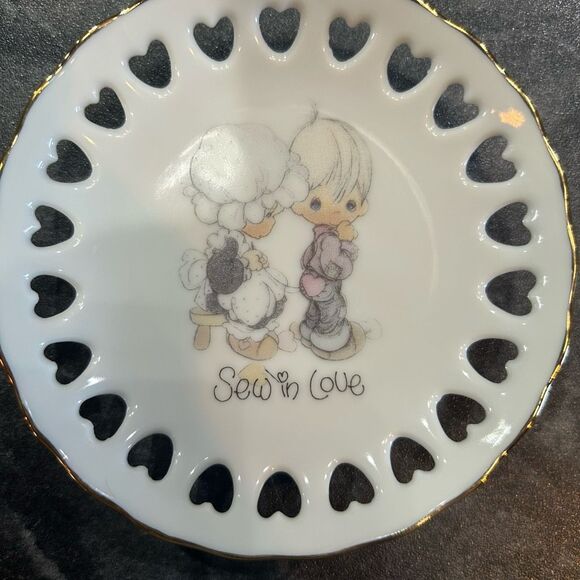 Precious Moments "Sew in Love" Collectible Display Decor Plate - Picture 2 of 5